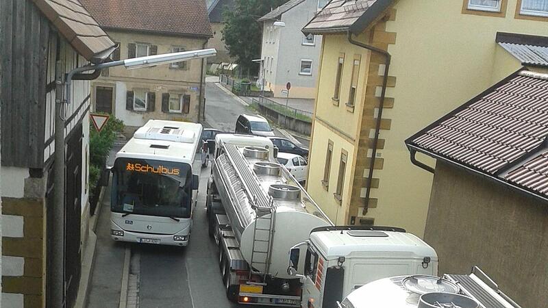 Manchmal wird an der Engstelle auch über den Gehweg ausgewichen.