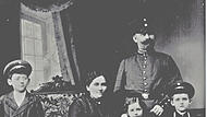 Die Großeltern-Familie Häublein (alias Fleischmann im Roman) zu Beginn des 1. Weltkriegs mit den Eltern Veit und Trina sowie den Kindern (von links) Paul, Juliane und Otto.