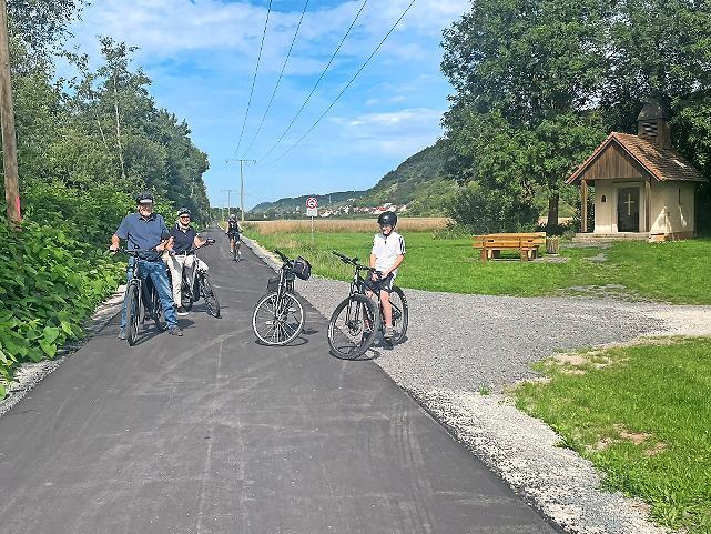 Blick auf den neuen Flur- und Radweg zwischen Ebelsbach und Stettfeld, der mit einer neuen „Nanotechnologie“ ausgebaut wurde und von dem die Radler begeistert sind.