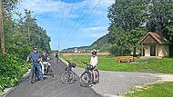 Blick auf den neuen Flur- und Radweg zwischen Ebelsbach und Stettfeld, der mit einer neuen „Nanotechnologie“ ausgebaut wurde und von dem die Radler begeistert sind.