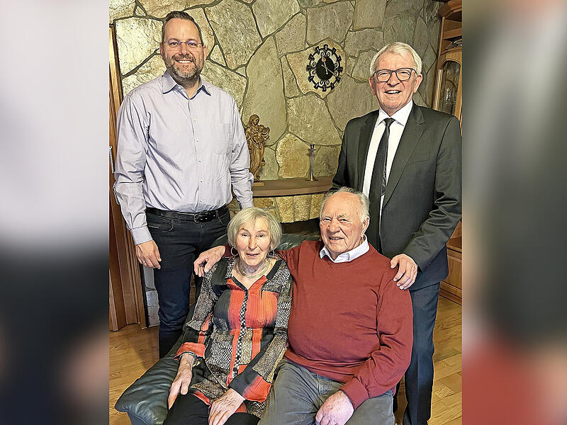 Marianne und Baptist Ru&szlig; mit den Gratulanten Michael D&uuml;tsch (Bischbergs B&uuml;rgermeister, l.) und Johann Kalb (Landrat).