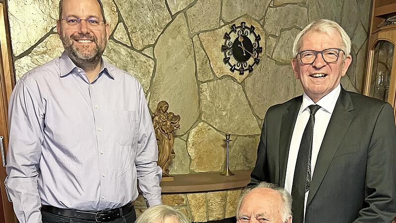 Marianne und Baptist Ruß mit den Gratulanten Michael Dütsch (Bischbergs Bürgermeister, l.) und Johann Kalb (Landrat). Marianne und Baptist Ruß mit den Gratulanten Michael Dütsch (Bischbergs Bürgermeister, l.) und Johann Kalb (Landrat).