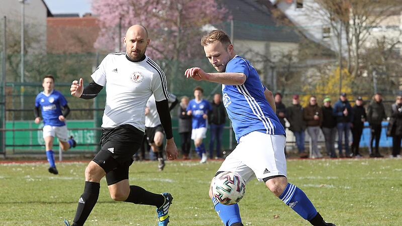 Doppelt h&auml;lt besser: Mit zwei Freisto&szlig;toren hatte Sebastian Ambros (r.) gro&szlig;en Anteil am 4:1-Sieg der SpVgg Rattelsdorf in der Kreisliga Bamberg gegen die SpVgg M&uuml;hlhausen und Patrick Hagensick.