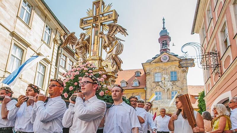 Auch in diesem Jahr findet in Bamberg wieder die gro&szlig;e Fronleichnamsprozession statt. Dabei wird unter anderem das &uuml;ber 600 Kilogramm schwere Domkreuz durch die Stra&szlig;en der Altstadt getragen.