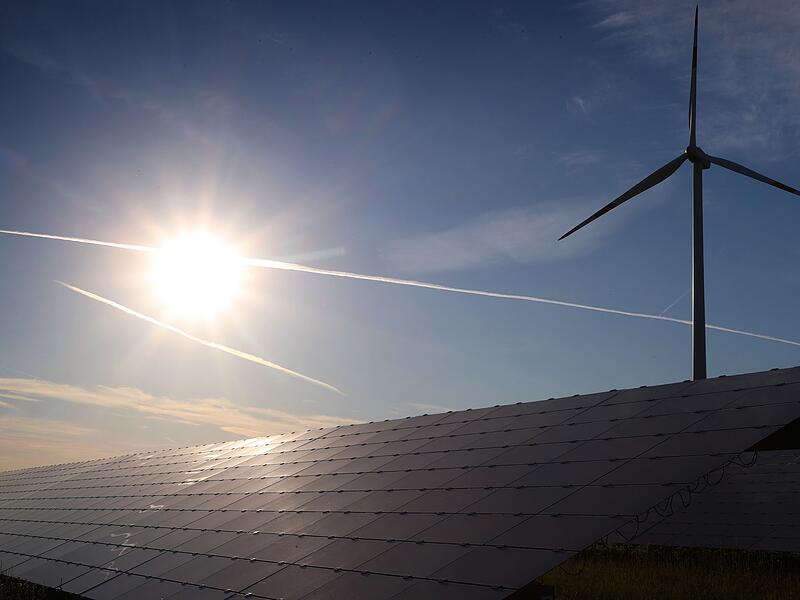 Windrad hinter SolarkraftanlageForchheim & Fr&auml;nkische Schweiz