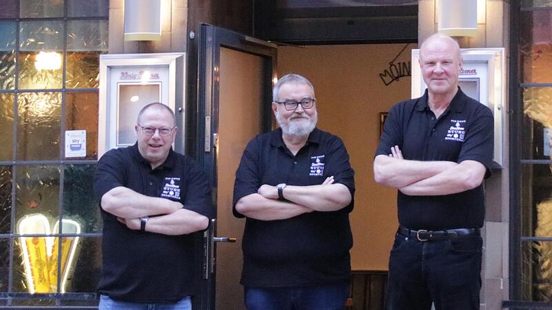 Vom Stammgast zum Wirt: Detlev Winterstein (von links), Tom Schulze und Peter Kohlhepp sind die neuen P&auml;chter der K&ouml;nig-Pilsener-Stube.