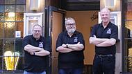 Vom Stammgast zum Wirt: Detlev Winterstein (von links), Tom Schulze und Peter Kohlhepp sind die neuen P&auml;chter der K&ouml;nig-Pilsener-Stube.