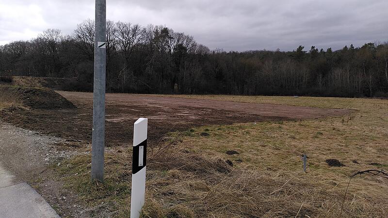 Der geplante Standort f&uuml;r die neue KiTa in Reuth ist eine Wiese am Waldrand direkt neben der Bogenschie&szlig;anlage der SpVgg Reuth.