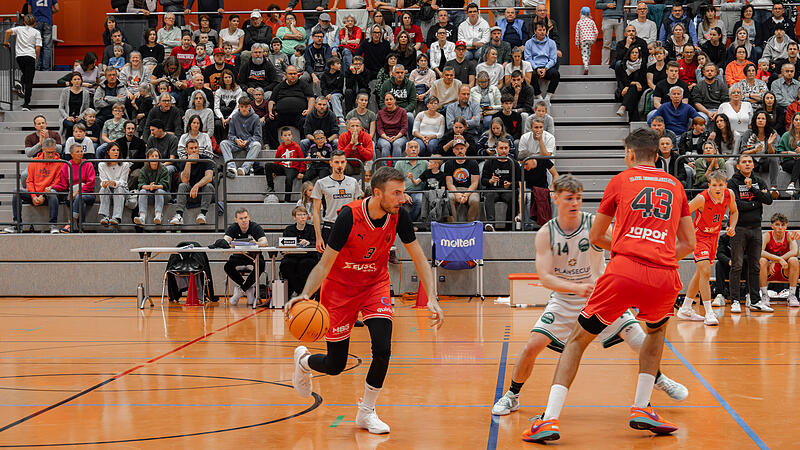Niko Reichmann (am Ball) ist eine der Führungsfiguren bei den Eggolsheimer Regionalliga-Basketballern.