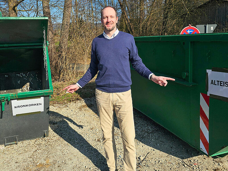 Sven Hoffmann vor den beiden Containern in Bad Staffelstein.