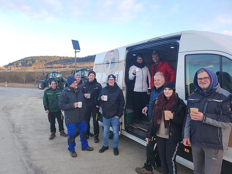 Inge M&uuml;hlfeld ist fr&uuml;h aufgestanden, um viele Liter Kaffee zu kochen. Aus ihrem Bus heraus versorgt sie die Demonstrierenden auf dem Pendlerparkplatz unterhalb der Autobahnzufahrt.
