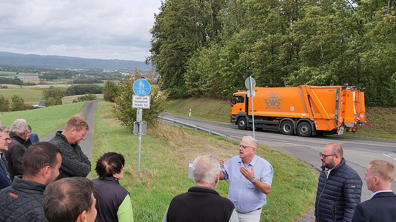 J&uuml;rgen Alt (Dritter von rechts) erl&auml;uterte vor Ort den Mitgliedern des Bauausschusses des Landkreises, wie die Steigung am Stiefvater bei Neustadt entsch&auml;rft werden soll.
