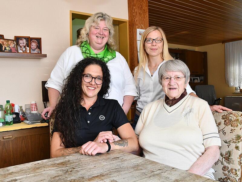 Die 92-jährige Maria Schmidt (sitzend vorne rechts) freut sich, dass ihr Anne Kießling (sitzend links) regelmäßig im Haushalt hilft. Andreea Schmidt-Tschersich (hinten links) und Franziska Biesenecker vom Maschinenring koordinieren die Einsätze. Die 92-jährige Maria Schmidt (sitzend vorne rechts) freut sich, dass ihr Anne Kießling (sitzend links) regelmäßig im Haushalt hilft. Andreea Schmidt-Tschersich (hinten links) und Franziska Biesenecker vom Maschinenring koordinieren die Einsätze.