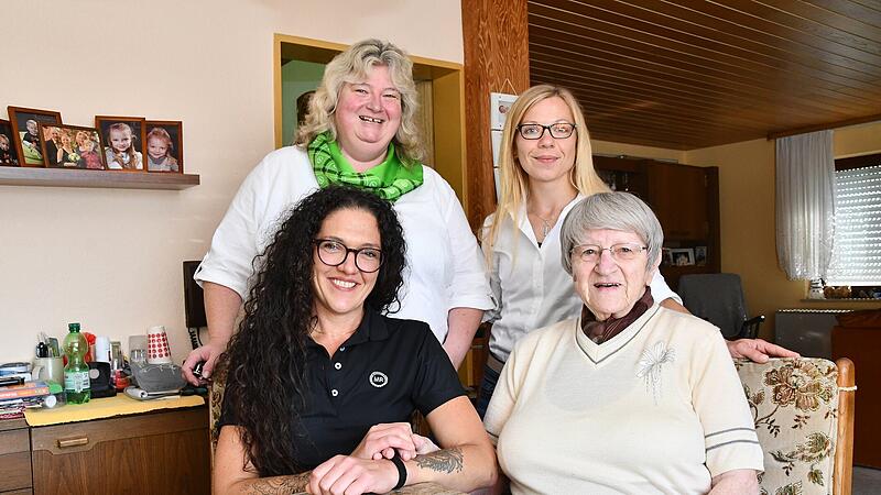 Die 92-j&auml;hrige Maria Schmidt (sitzend vorne rechts) freut sich, dass ihr Anne Kie&szlig;ling (sitzend links) regelm&auml;&szlig;ig im Haushalt hilft. Andreea Schmidt-Tschersich (hinten links) und Franziska Biesenecker vom Maschinenring koordinieren die Eins&auml;tze.
