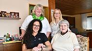 Die 92-j&auml;hrige Maria Schmidt (sitzend vorne rechts) freut sich, dass ihr Anne Kie&szlig;ling (sitzend links) regelm&auml;&szlig;ig im Haushalt hilft. Andreea Schmidt-Tschersich (hinten links) und Franziska Biesenecker vom Maschinenring koordinieren die Eins&auml;tze.