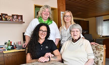Die 92-jährige Maria Schmidt (sitzend vorne rechts) freut sich, dass ihr Anne Kießling (sitzend links) regelmäßig im Haushalt hilft. Andreea Schmidt-Tschersich (hinten links) und Franziska Biesenecker vom Maschinenring koordinieren die Einsätze. Die 92-jährige Maria Schmidt (sitzend vorne rechts) freut sich, dass ihr Anne Kießling (sitzend links) regelmäßig im Haushalt hilft. Andreea Schmidt-Tschersich (hinten links) und Franziska Biesenecker vom Maschinenring koordinieren die Einsätze.