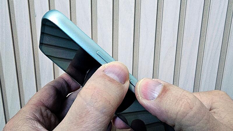 Das Foto zeigt, welche Tasten bei einem Android-Smartphone zur Aufnahme eines Screenshots gedr&uuml;ckt werden m&uuml;ssen.