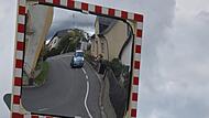 Von der oberen Haltelinie auf der Lindenallee führt nun ein Gehweg in Richtung Höhstraße. Diese Maßnahme war nicht von Beginn an geplant.