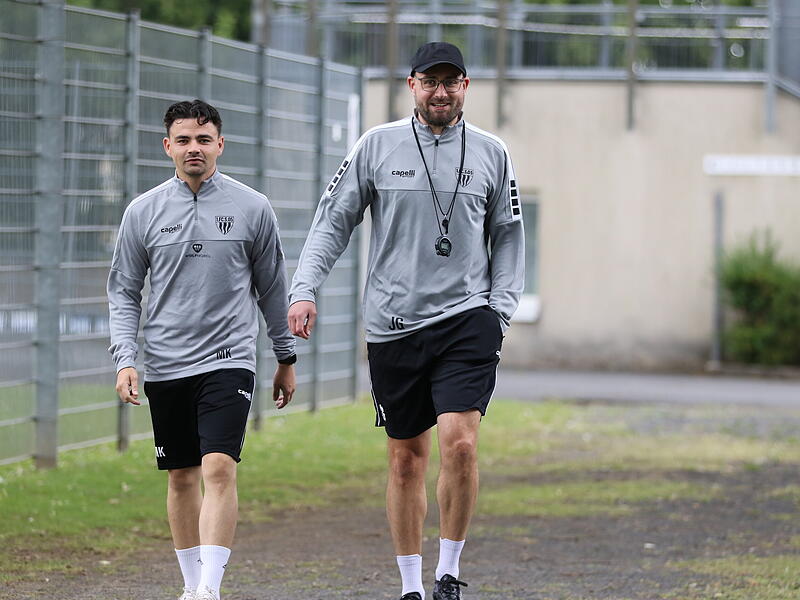 Jan Gernlein im Interview vor dem Regionalliga-Start des FC Schweinfurt Alles aus Liebe? Jan Gernlein ist nach knapp vier Spielzeiten beim FC Eintracht Bamberg zurück in Schweinfurt. Eine Konstante im Trainerteam des FC 05 Schweinfurt bleibt Marcel Kühlinger (links).