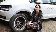 Tonja Roske aus Wiesenthau hat bei einer Autofahrt den linken Vorderreifen ihres Autos verloren.Forchheim & Fränkische Schweiz