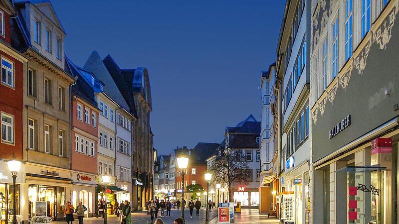 Wo zuletzt das Modegesch&auml;ft Hallhuber zu finden war, befand sich die Anwaltskanzlei der Br&uuml;der Baer (rechts vorne). Die markante Fassade des fr&uuml;heren Kaufhauses Conitzer ist auf der linken Seite zu erkennen.