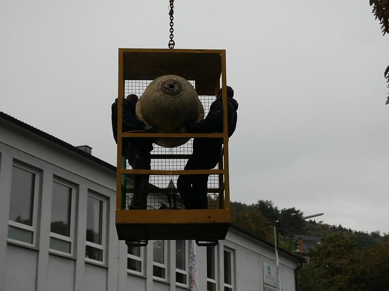 Arbeiter holten neben der Turmkugel (im Bild) das Turmkreuz und den Wetterhahn zu Boden.
