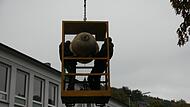 Arbeiter holten neben der Turmkugel (im Bild) das Turmkreuz und den Wetterhahn zu Boden.