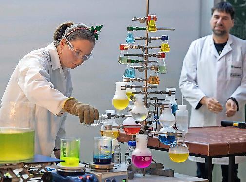 Josefine Schlemmer schmückt den Chemistree. Im Hintergrund Professor Stefan Kalkhof. Josefine Schlemmer schmückt den Chemistree. Im Hintergrund Professor Stefan Kalkhof.