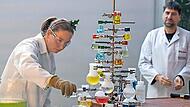 Josefine Schlemmer schm&uuml;ckt den Chemistree. Im Hintergrund Professor Stefan Kalkhof.