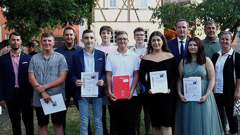 Diese Absolventen sind die Schulbesten beim Abschluss &bdquo;Mittlere Reihe&ldquo;; hier mit Klassenlehrer Markus Halbig (links) und Elternbeiratsvorsitzenden Frank Hemmerich (Dritter  von links) sowie (von rechts) B&uuml;rgermeisterin Ruth Frank, Rektor Raimund W...