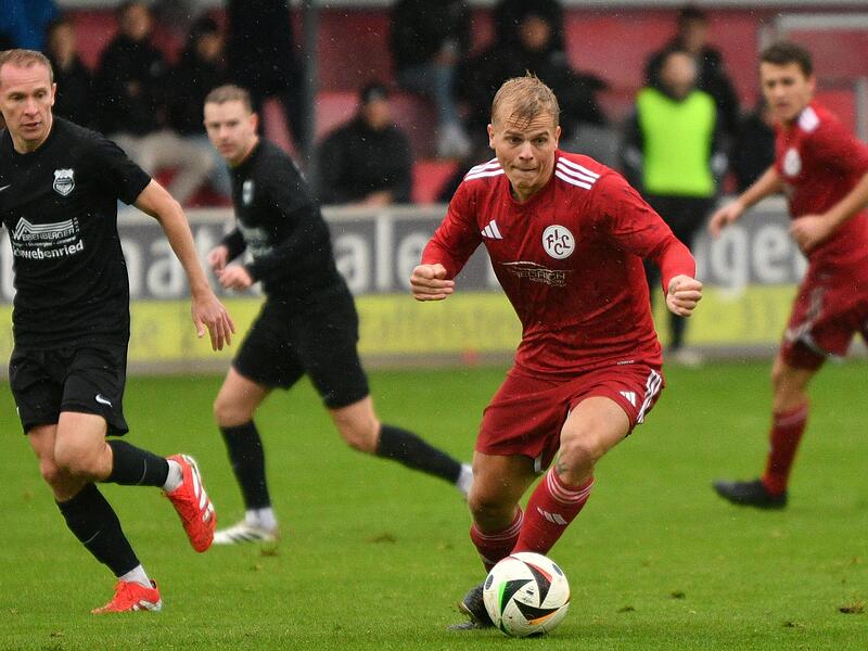 Leon Holzheid stellte in Rimpar auf 2:0 f&uuml;r den FC Lichtenfels.