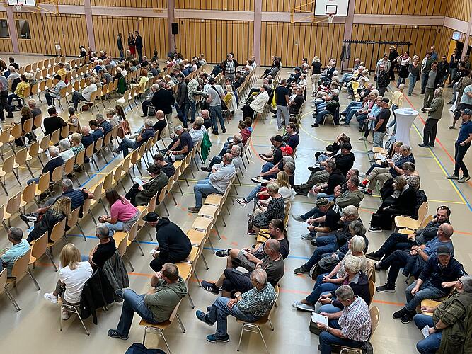 Infoabend in Volkach: Die Mainschleifenhalle füllt sich Infoabend in Volkach: Die Mainschleifenhalle füllt sich