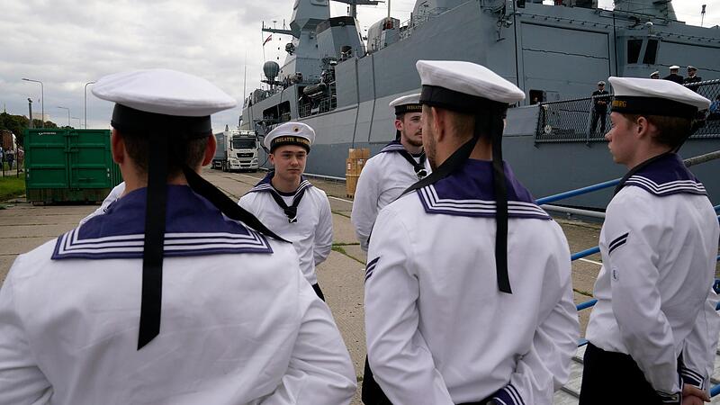 Matrosen der Fregatte „Hamburg“. Die CSU dringt auf eine Verlegung eines deutschen Kriegsschiffes in das Rote Meer.
