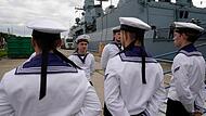 Matrosen der Fregatte „Hamburg“. Die CSU dringt auf eine Verlegung eines deutschen Kriegsschiffes in das Rote Meer.