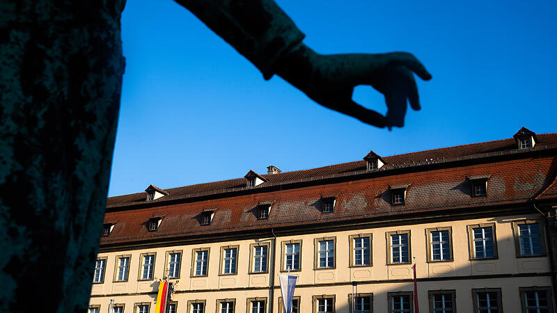 Das Rathaus am Maxplatz war in der Vergangenheit über Jahre hinweg Schauplatz der Bamberger Rathaus-Affäre um unrechtmäßige Sonderzahlungen und Boni. Das Rathaus am Maxplatz war in der Vergangenheit über Jahre hinweg Schauplatz der Bamberger Rathaus-Affäre um unrechtmäßige Sonderzahlungen und Boni.