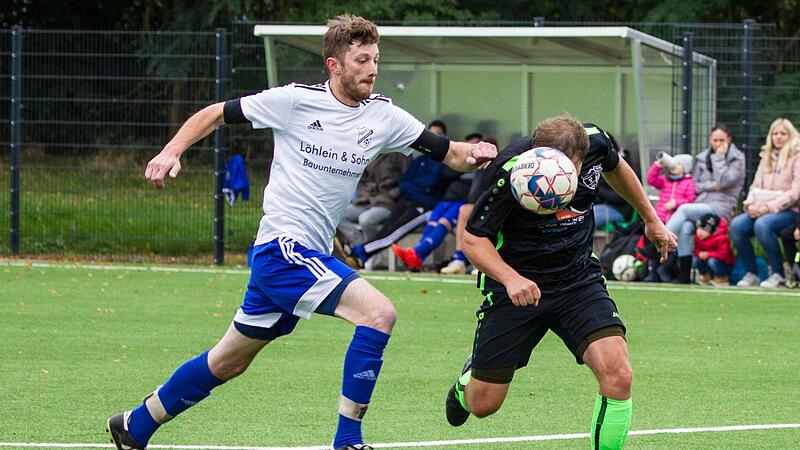 Gegen die SG Ziegelerden/Johannisthal II um Dominik Schirmer (wei&szlig;es Trikot) trumpfte die SG Burggrub/Stockheim II auf. Daniel Schr&ouml;der (schwarzes Trikot) traf beim 10:2 zweimal.
