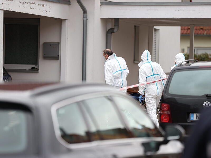 Familiendrama in Mittelfranken: Junge (17) tötet Schwester (14) und verletzt Mutter (41) schwer - Zeugen hörten Schreie und verständigten die Polizei - Tatverdächtiger bei Fahndungsmaßnahmen in Tatortnähe festgenommen - Umfangreiche Spurensicherungsmaßnahmen - Blutspuren am Fensterrahmen und zum Nachbarhaus führend - Hintergründe des Verbrechens noch unklar - Ermittlungsrichter soll am Samstag über Haftfrage entscheidenFamiliendrama in Weisendorf: Bilder zeigen die Ermittler vor Ort