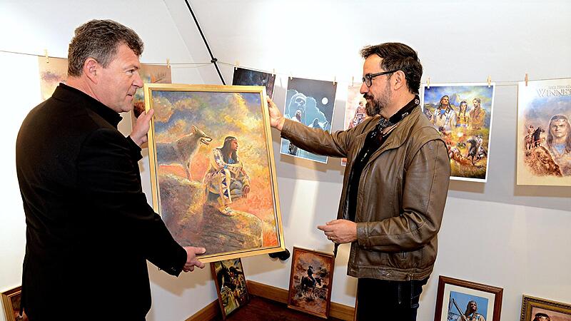 Claudio Osorio (r.) und Oberhaids Bürgermeister Carsten Joneitis betrachten eines der Winnetou-Bilder.