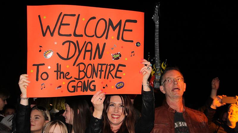 Mit einem Plakat hießen diese zwei weiblichen Fans den neuen „Bonfire“-Sänger Dyan Mair willkommen.