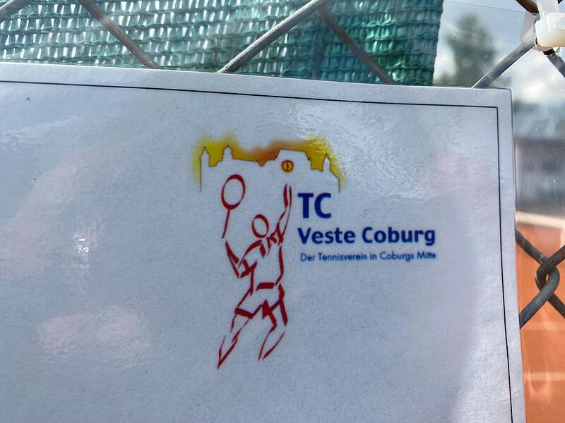 Wenn Veste, dann richtig! Hier ein Hinweisschild an der Anlage des TC Veste Coburg, der mit einer Silhouette des Coburger Wahrzeichens versehen wurde.