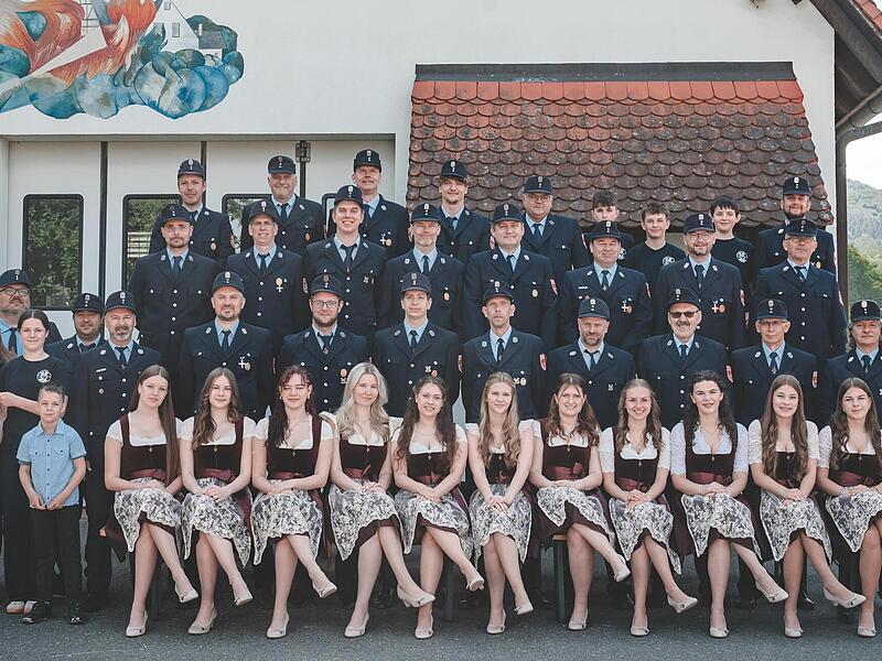 Die aktuelle Jubelwehr der FFW Weigelshofen mit Ehrendamen freut sich auf viele Besucher an den drei Festtagen. Die aktuelle Jubelwehr der FFW Weigelshofen mit Ehrendamen freut sich auf viele Besucher an den drei Festtagen.