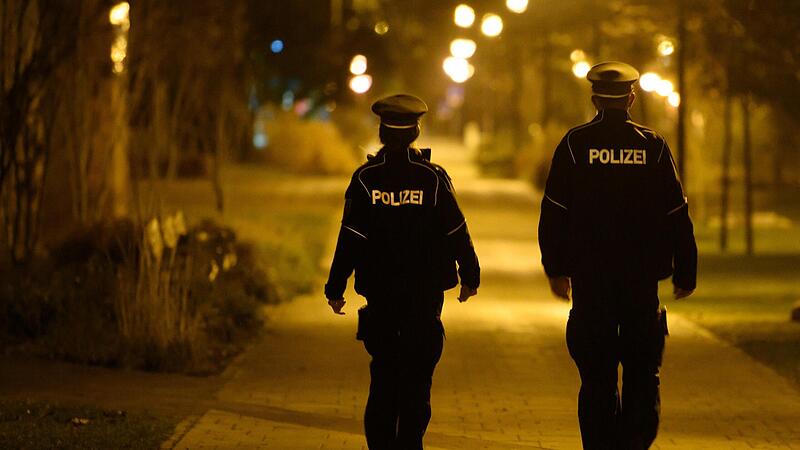 Vor Corona unvorstellbar: Zwei Polizisten kontrollieren die Einhaltung der Ausgangssperre. Vor solchen Ma&szlig;nahmen d&uuml;rfte die Politik im Herbst allerdings zur&uuml;ckschrecken.