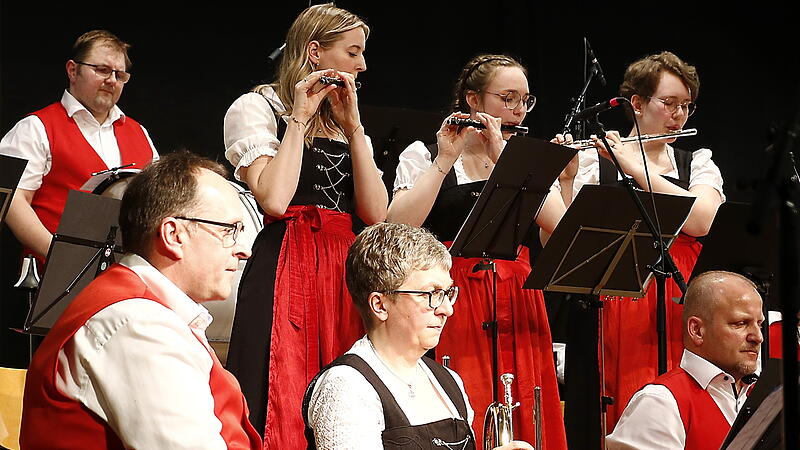 Ludwigschorgaster Blasorchester Die drei Flötistinnen des Ludwigschorgaster Blasorchester boten ein quirliges Spatzenstück.