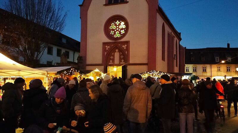 Der Adventsmarkt im Sand begeistert auch in diesem Jahr wieder zahlreiche Besucher rund um die Elisabethenkirche.