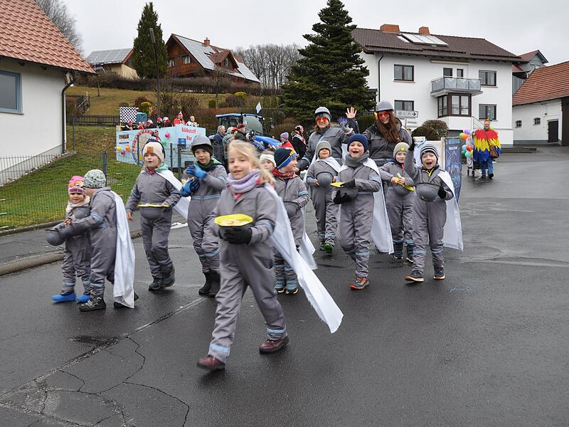 Zu Fu&szlig;: Die  Mottener Kinder-Feuerwehr.