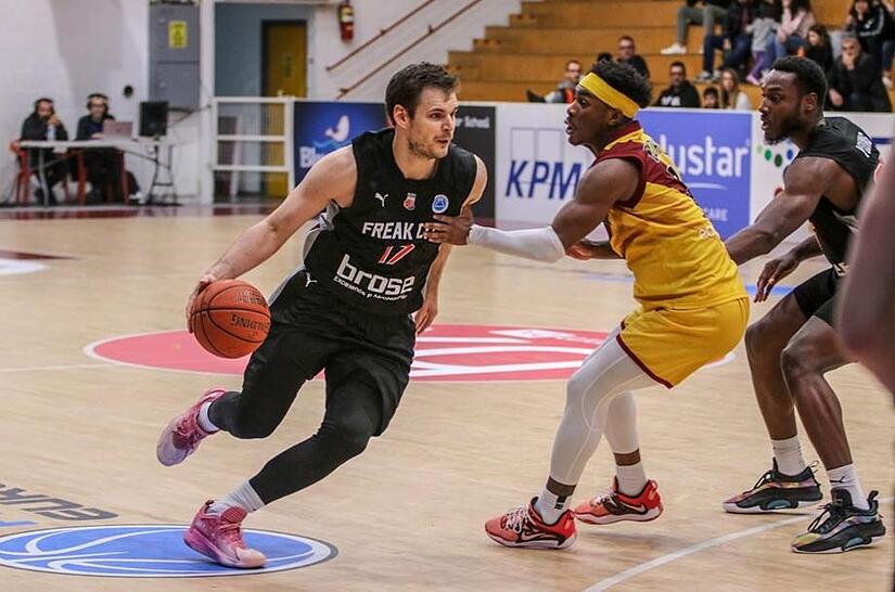 Der Bamberger Jaromir Bohacik zieht an Aufbauspieler Deondre Burns vorbei. 21 seiner 26 Punkte erzielte der Tscheche nach der Pause.
