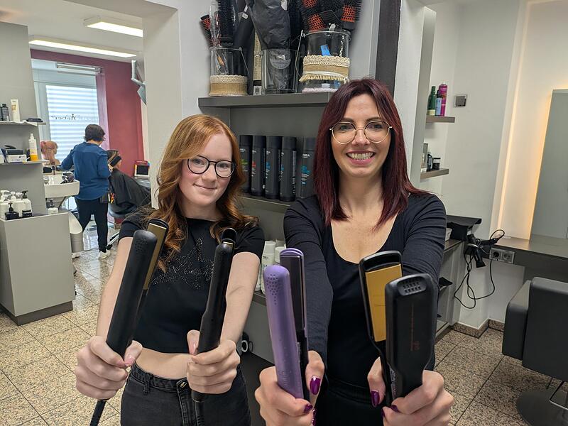 Laura Gottstein (rechts) mit ihrer Auszubildenden Alina - sie und viele ihrer Kolleginnen zaubern bei der Himmelswerkstatt Engelslocken.Forchheim & Fränkische Schweiz