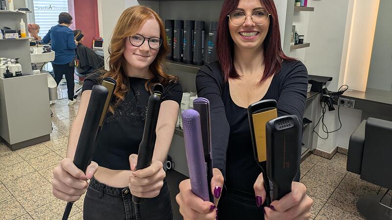 Laura Gottstein (rechts) mit ihrer Auszubildenden Alina - sie und viele ihrer Kolleginnen zaubern bei der Himmelswerkstatt Engelslocken.Forchheim & Fränkische Schweiz