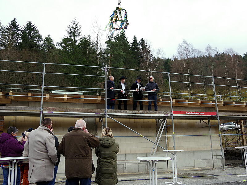 J&ouml;rg Pfeiffer (Zweiter von rechts) oblag der Richtspruch. Auch Architekt Wolfgang Rauschert (links) und B&uuml;rgermeister Timo Ehrhardt (rechts) freuen sich mit ihm.