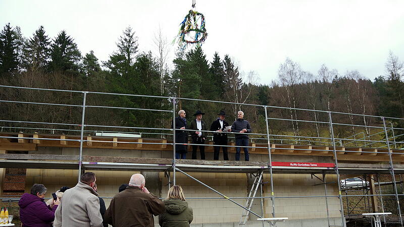 J&ouml;rg Pfeiffer (Zweiter von rechts) oblag der Richtspruch. Auch Architekt Wolfgang Rauschert (links) und B&uuml;rgermeister Timo Ehrhardt (rechts) freuen sich mit ihm.